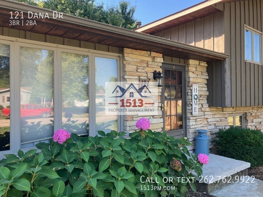 121 Dana Dr in Beaver Dam, WI - Building Photo