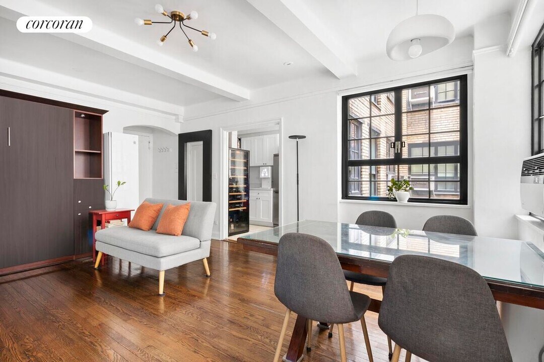 211 E 35th St in New York, NY - Building Photo