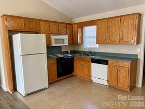 521 Cedar Spring Dr in Lincolnton, NC - Foto de edificio - Building Photo