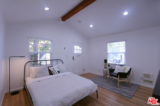 311 N Venice Blvd in Los Angeles, CA - Foto de edificio - Building Photo