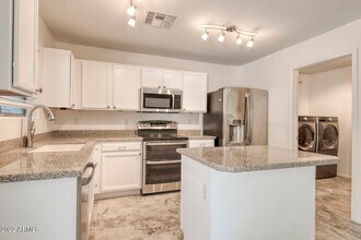 2305 E Parkside Ln in Phoenix, AZ - Foto de edificio - Building Photo