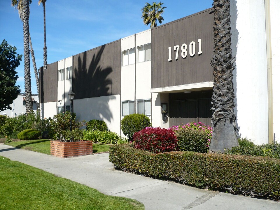 17801 Sherman Way, in Reseda, CA - Building Photo