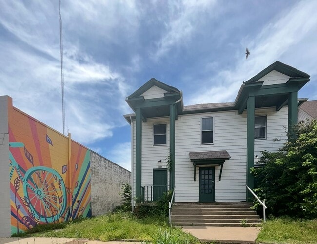 property at 405 E Broadway Ave
