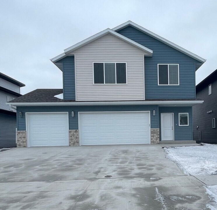 1031 60th Ave W in West Fargo, ND - Building Photo