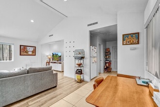4921 Newcastle Ave in Encino, CA - Foto de edificio - Building Photo
