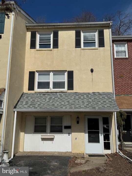 517 W Marshall St in West Chester, PA - Building Photo