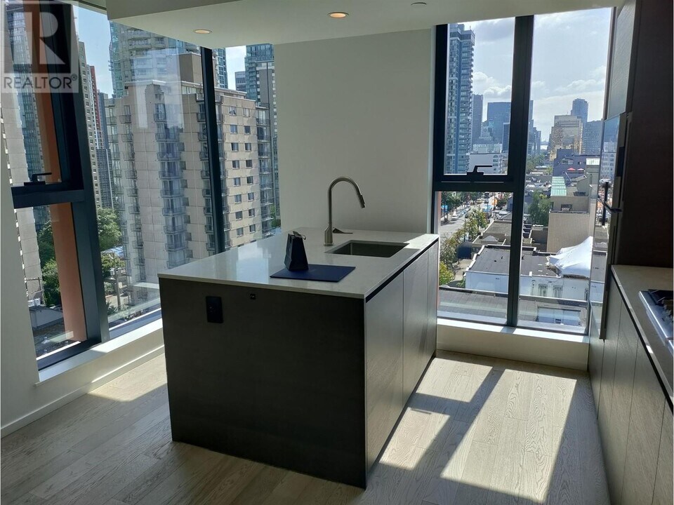 1408-1408 Robson St in Vancouver, BC - Building Photo