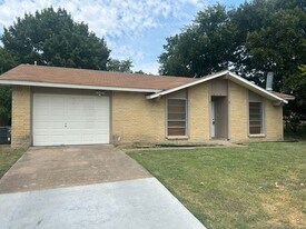 318 Glendale Dr in Grand Prairie, TX - Building Photo