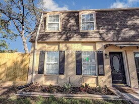 901 S Ripple Creek Dr in Houston, TX - Building Photo