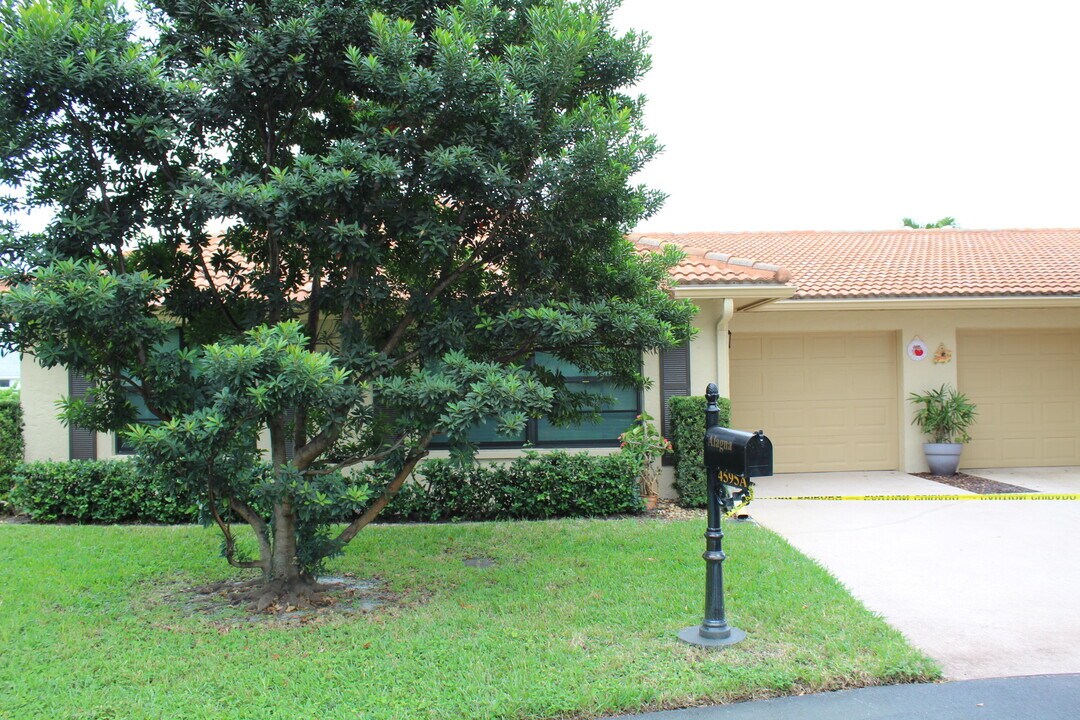 4595 Laurel Tree Rd in Boynton Beach, FL - Foto de edificio