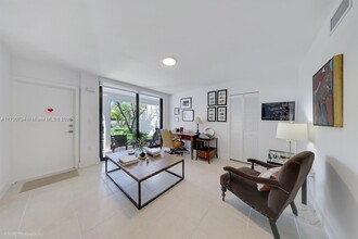 265 Grapetree Dr, Unit 121 in Key Biscayne, FL - Foto de edificio - Building Photo