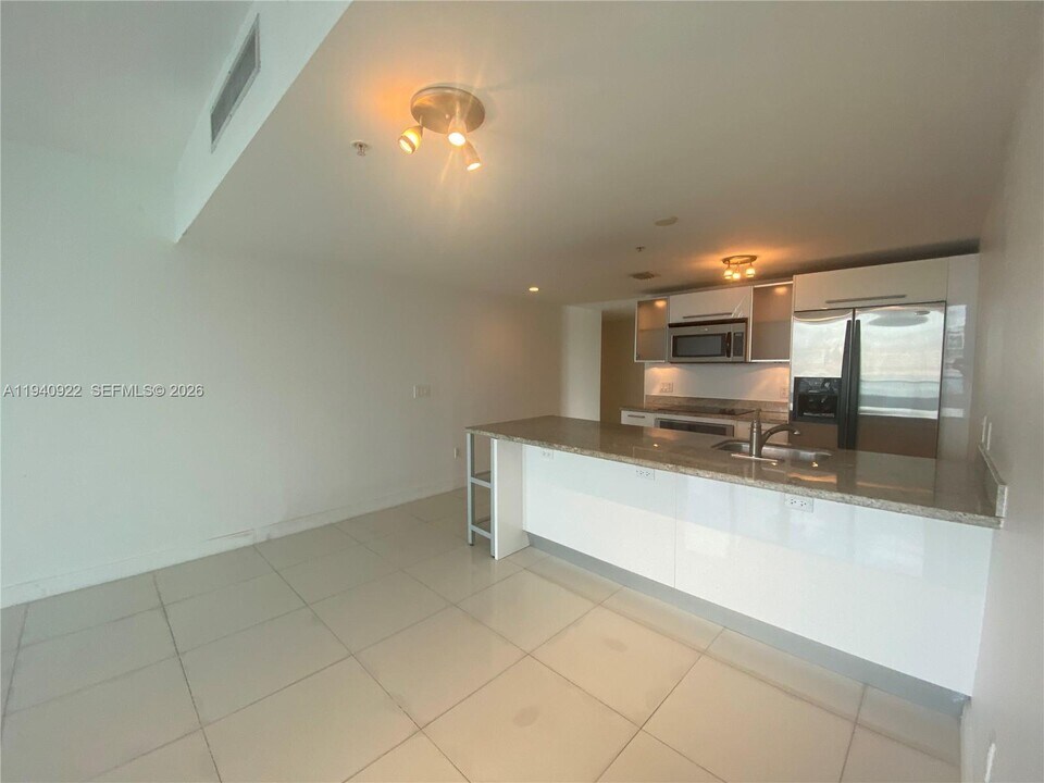 185 SW 7th St, Unit 501 in Miami, FL - Building Photo