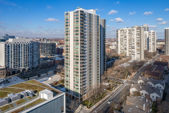 Eliot House in Chicago, IL - Building Photo - Building Photo