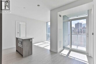 1 Yorkville Ave in Toronto, ON - Building Photo - Building Photo