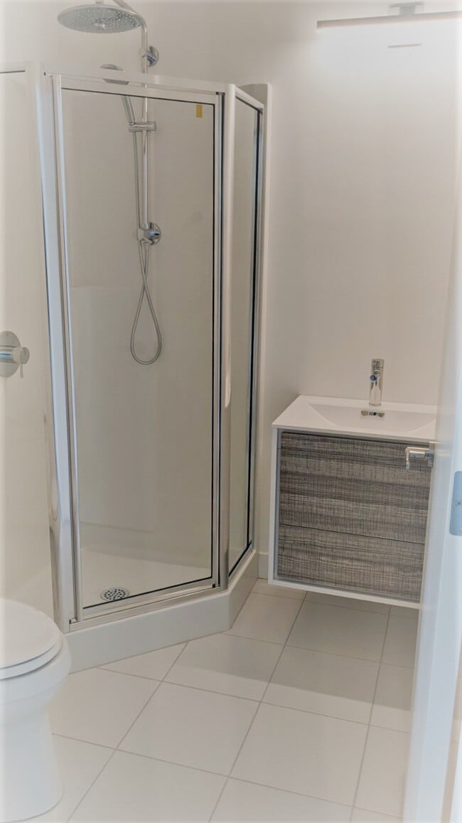 254-254 Wellington Crescent in Winnipeg, MB - Building Photo - Building Photo