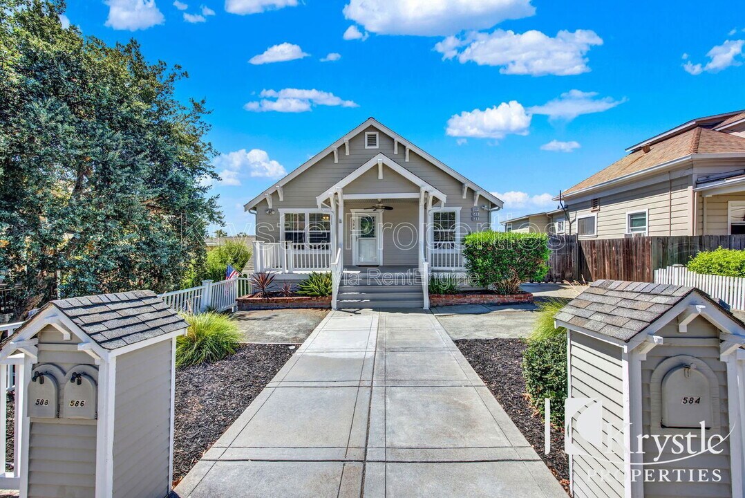 584 Military E in Benicia, CA - Building Photo