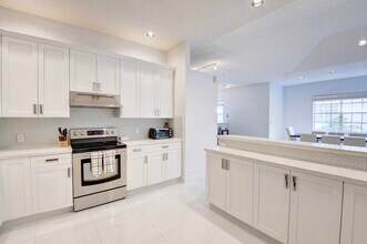 5190 Lake Catalina Dr in Boca Raton, FL - Building Photo - Building Photo
