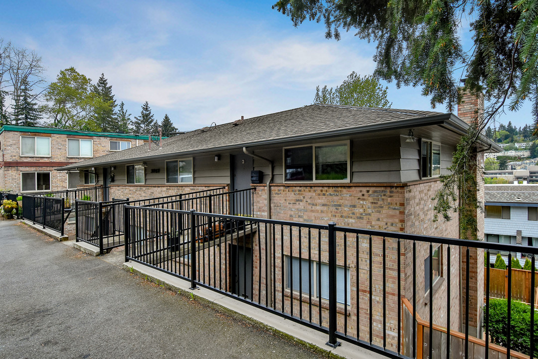 3043 Island Crest Way in Mercer Island, WA - Foto de edificio