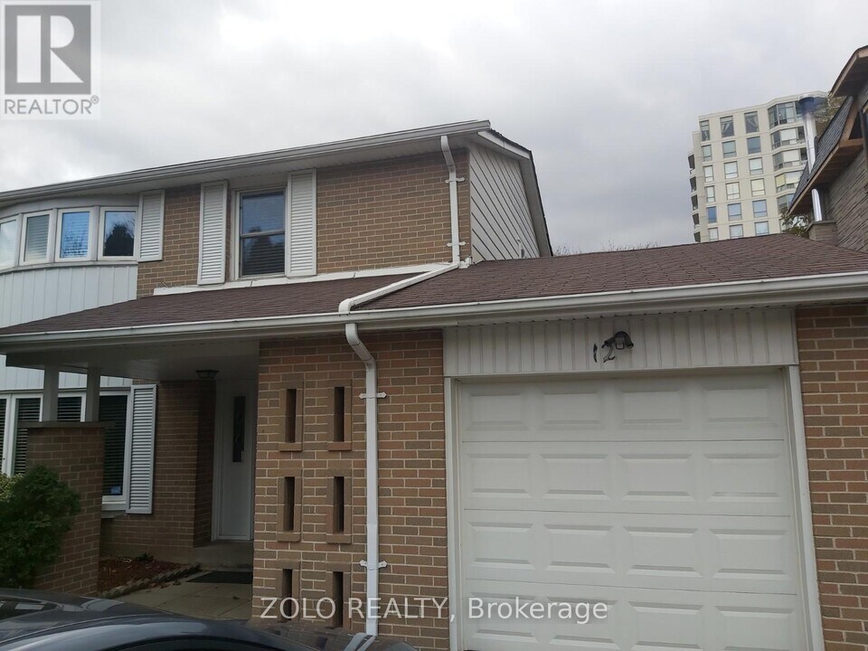 12 Glenstroke Dr in Toronto, ON - Building Photo