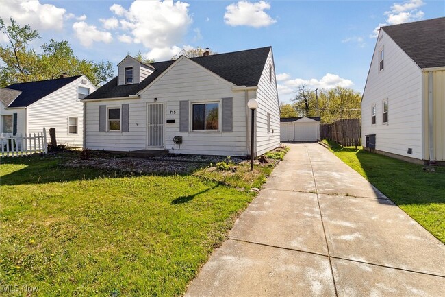 715 E 258th St in Euclid, OH - Building Photo - Building Photo