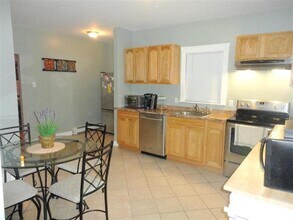 47 Main St, Unit #1 in Somerville, MA - Foto de edificio - Building Photo