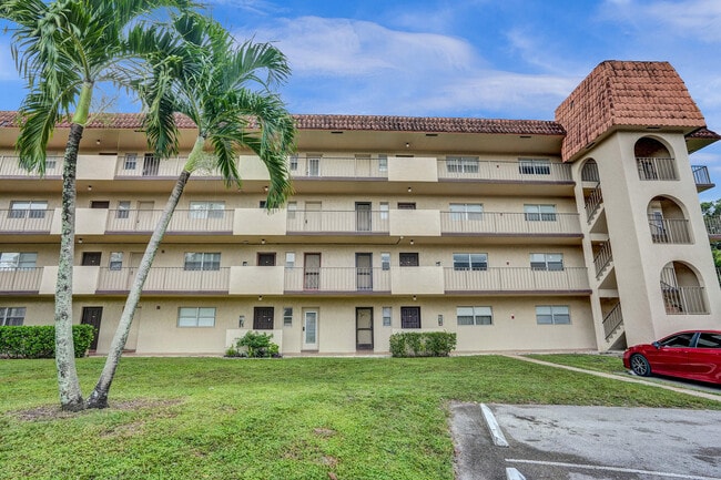6200 S Falls Cir Dr in Lauderhill, FL - Building Photo - Building Photo