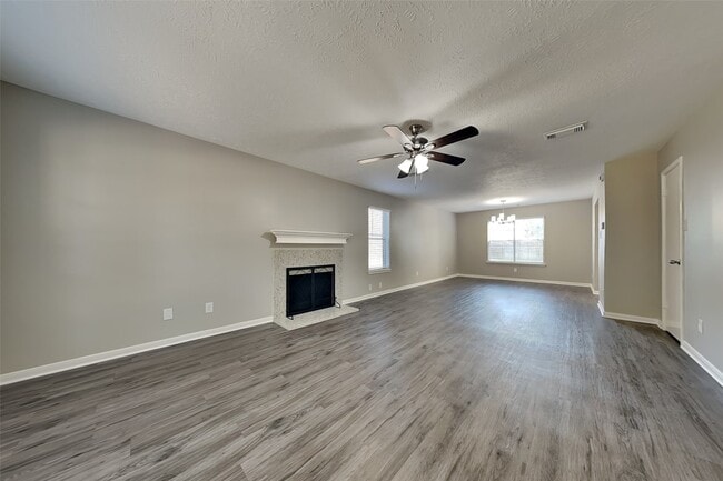 2211 Pincher Creek Dr in Spring, TX - Foto de edificio - Building Photo