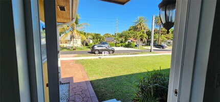 806 NE 7th St in Hallandale Beach, FL - Building Photo - Building Photo