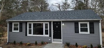 4 Leisure Ln in East Wareham, MA - Building Photo