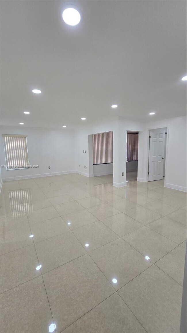 10805 NW 7th St in Miami, FL - Building Photo - Building Photo