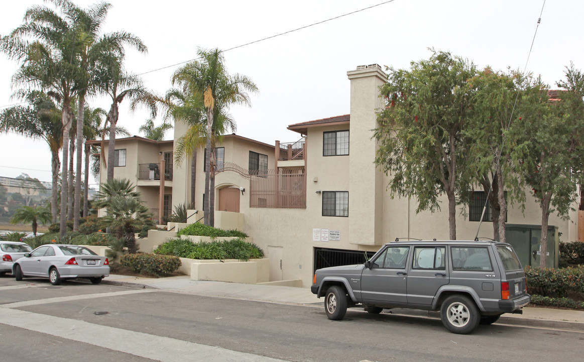 Famosa Terrace in San Diego, CA - Foto de edificio