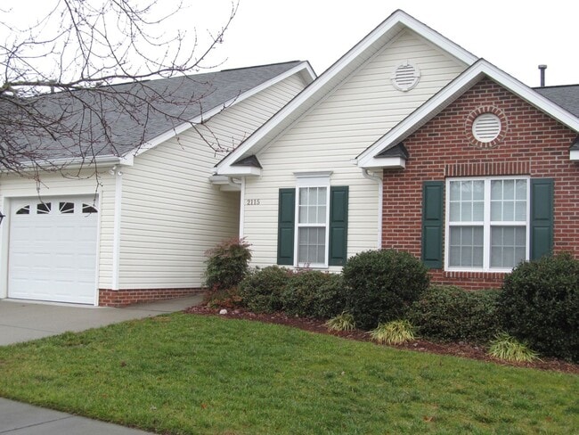 2115 Weststone Rd in Clemmons, NC - Foto de edificio - Building Photo