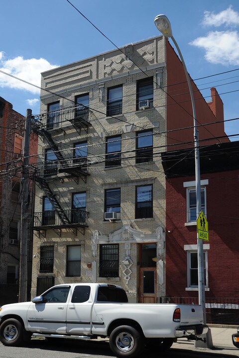 Hour Apartment House Ii in Long Island City, NY - Building Photo