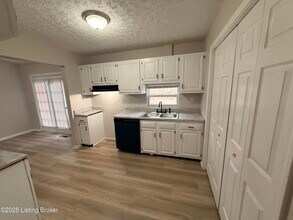 8401 Roseborough Rd in Louisville, KY - Building Photo - Building Photo