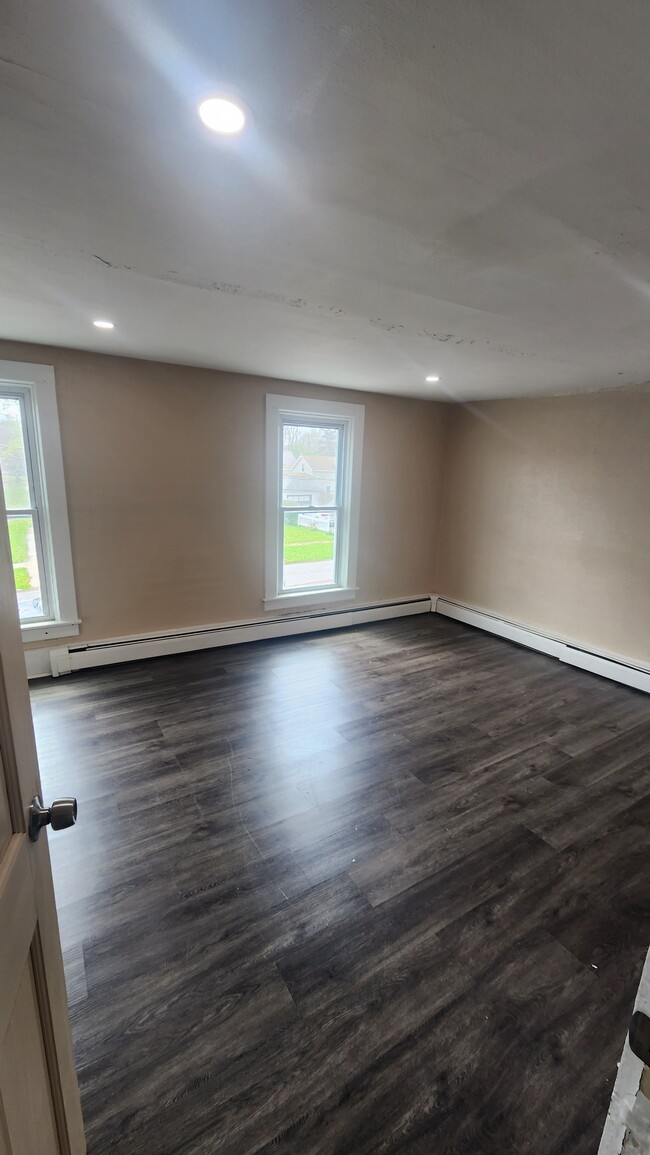 178 W 2nd St, Unit Upper in Dunkirk, NY - Foto de edificio - Building Photo