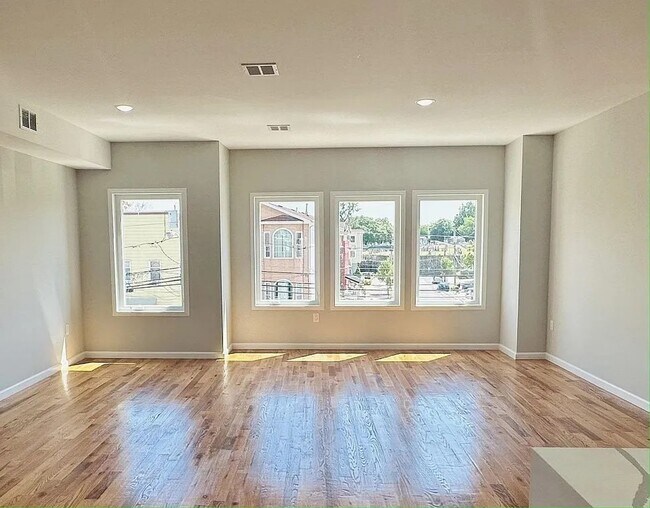 338 Sip Ave, Unit 2 in Jersey City, NJ - Building Photo - Building Photo