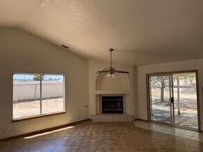9412 Hickory Ave in Hesperia, CA - Foto de edificio - Building Photo