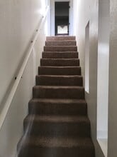 3309 Oregon Dr, Unit A in Anchorage, AK - Foto de edificio - Building Photo