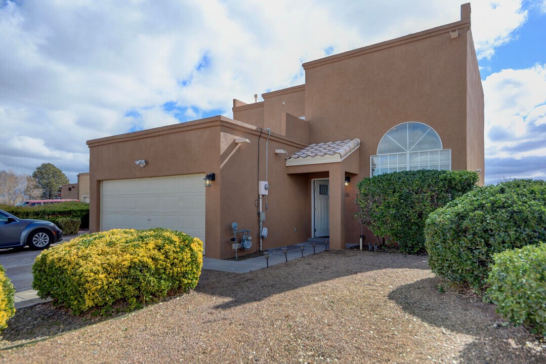 6238 St Josephs Ct NW in Albuquerque, NM - Building Photo
