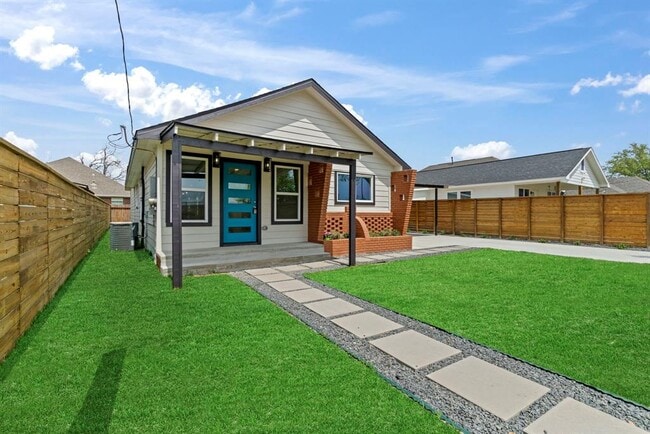 1009 Genova St in Houston, TX - Building Photo - Building Photo