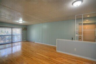 86 Buddington Rd in Groton, CT - Building Photo - Building Photo