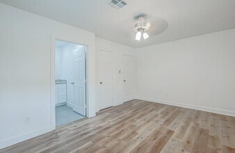 6130 Shadow Crest St in Houston, TX - Building Photo - Building Photo
