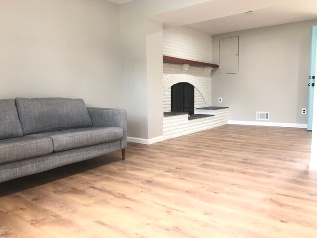 13711 Pennsboro Dr, Unit Walkout Basement in Chantilly, VA - Foto de edificio - Building Photo