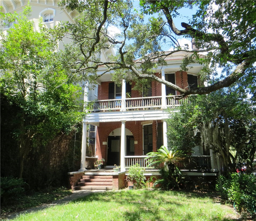 212 E Huntingdon St in Savannah, GA - Foto de edificio