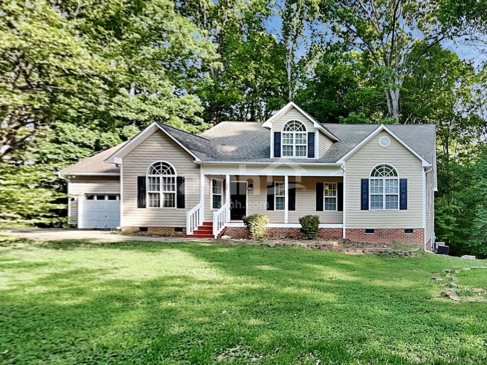 1604 Middle Ridge Dr in Willow Spring, NC - Building Photo