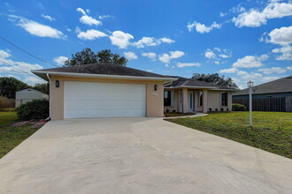 644 SW Violet Ave in Port St. Lucie, FL - Building Photo - Building Photo