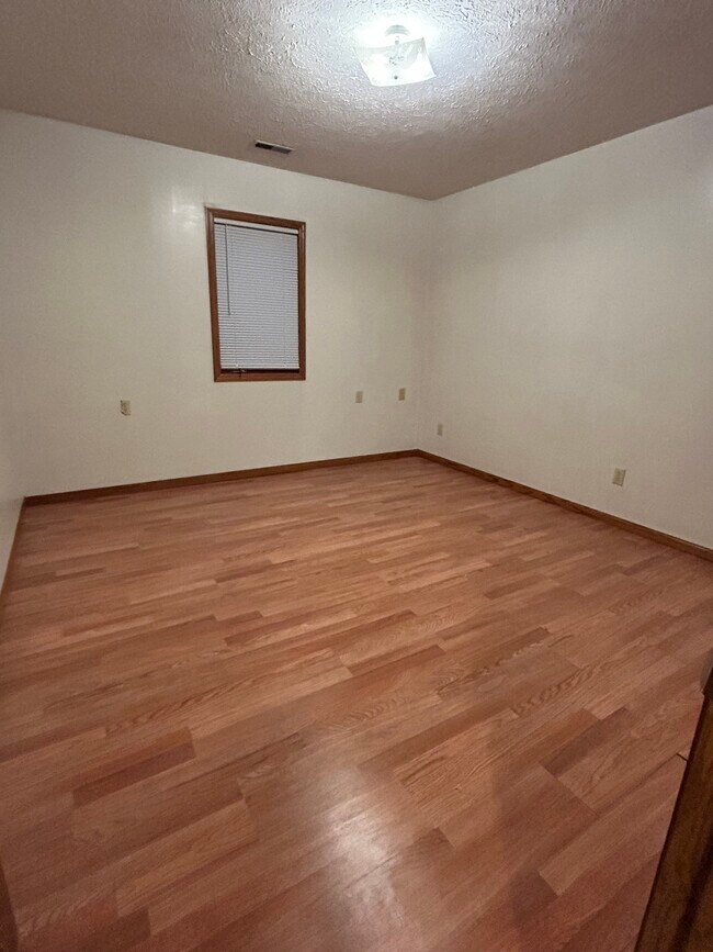 205 W Cherry St, Unit D in Fairbury, IL - Foto de edificio - Building Photo