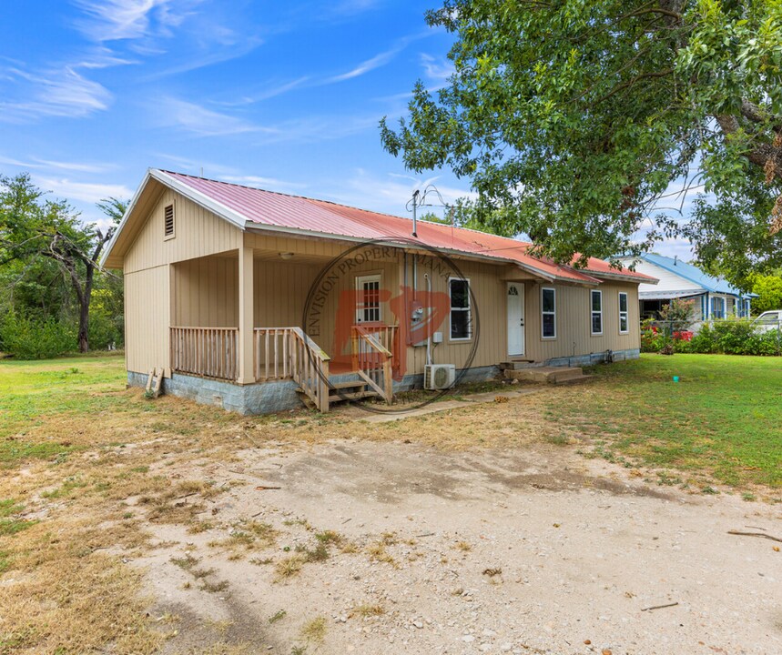 718 E Liberty St in Mexia, TX - Building Photo