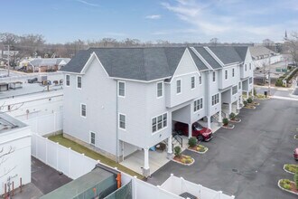 Fairfield Townhomes at Valley Stream in Valley Stream, NY - Building Photo - Building Photo