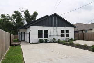 7502 Sandle St in Houston, TX - Building Photo